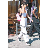 Kendall Jenner以短打露臍裝和運動闊褲搭配adidas Falcon老爹鞋，是性感有型的復古運動風格示範。