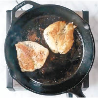 橄欖油起油鑊煎香雞胸肉。