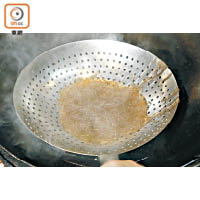2. 紅薯粉用凍水浸約10分鐘，取出放入滾水內烚，水滾即撈起。