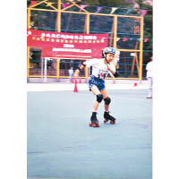 袁嘉曦13歲初學滾軸溜冰時，穿的就是當年流行的雙排滾輪溜冰鞋。