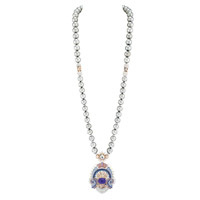 Van Cleef & Arpels Quatre contes de Grimm Clair de lune白金長頸鏈（可轉換成胸針佩戴），鑲嵌1顆29.63卡重的弧面尖錐切割紫色藍寶石（產自斯里蘭卡）、藍色及淡紫色藍寶石、灰色養殖珍珠及鑽石。（A）