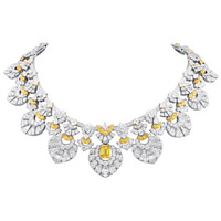 Van Cleef & Arpels Quatre contes de Grimm Plumage d’or頸鏈，鑲嵌1顆3.31卡重的祖母綠切割艷彩黃鑽、白鑽及黃鑽，頸鏈及胸針的主題圖案可轉換。（A）