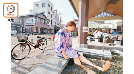 嬉野溫泉被列為日本三大美肌之湯之一，就算無時間去當地溫泉旅館，都要到湯宿廣場泡泡腳湯啦！