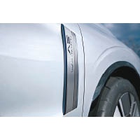 混能身份<br>車側鑲有Plug-in Hybrid EV金屬徽飾，凸顯其插電式混能身份。