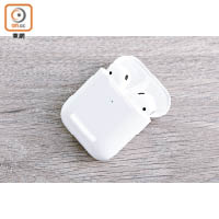 第2代AirPods要連充電盒購買，叉15分鐘即能聽3小時。<br>售價：$1,299（連普通充電盒）、$1,599（連無線充電盒）