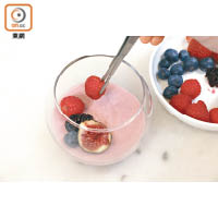 在水杯中注入紅莓忌廉醬，雪至凝固，放上少許雜莓做裝飾，吃時淋上雜莓汁。