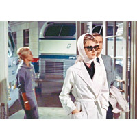 1961年<br>《Breakfast at Tiffany’s》中柯德莉夏萍的造型。