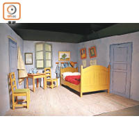 場內的睡房裝置參照名畫《在阿爾勒的睡房》來打造，呈現梵高在黃色小屋生活的時光。