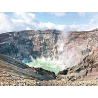 阿蘇山位於日本九州中央，此地的外輪山為世界少見可完整見到的破火山口地型，目前可開車直接抵達火山口旁。