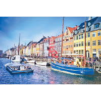 來到哥本哈根，遊客可以沿着運河緩緩前行，欣賞臨水而建的歷史建築、宏偉教堂、市內街區和著名景點等。