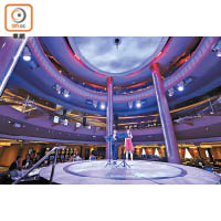 360度舞台可供遊客欣賞全新歌舞劇。