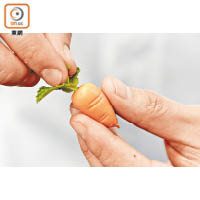 3. 糖皮搓成蘿蔔狀，飾上薄荷葉，於牛油曲奇中間挖出小孔，插入糖皮蘿蔔即成。