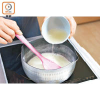1. 牛奶糖加260克鮮牛奶，以慢火將牛奶糖煮至完全溶化，下沙糖拌勻。魚膠粉加水拌勻，加入奶漿中攪勻。