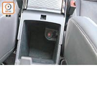前座中央的手枕連儲物箱內也設有USB充電插口，方便乘客為隨身Gadgets充電。
