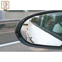 車載盲點防撞警告系統，行駛期間，當偵測車身兩側的有物體進入盲點位，側鏡上的警示燈便會亮起。