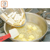 放入薯仔粒煮約5分鐘，加入白蘆筍段煮多15分鐘，加忌廉煮滾熄火，放入攪拌機中攪拌成濃湯。