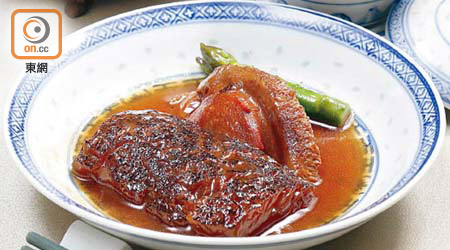 崑崙鮑甫<br>網上流傳屬滿漢全席的其中一道菜式，其實它是上世紀50、60年代在香港盛極一時的經典粵菜，以龍躉皮燜煮鮑魚夠矜貴，深受富貴人家歡迎。