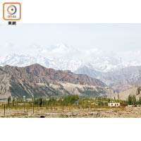 崑崙山脈位於新疆、西藏、青海一帶， 山脈全長2,500餘公里，是中國神話中象徵世界軸心與神仙西王母的住處，「崑崙」之名據說源於「混沌」之意。