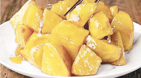 拔絲番薯味道香甜、外脆內鬆軟的，可以當作小食或飯後甜點。