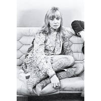 曾先後戀上The Rolling Stones兩位成員Brian Jones及Keith Richards，並為後者誕下3名子女的Anita Pallenberg，憑着反叛搖滾形象在60s紅極一時。除了從事電影及模特兒工作外，後來更積極發展時裝設備事業，兩年前於英國逝世，享年73歲。