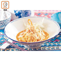 星洲咖喱雞絲拌麵<br>咖喱湯汁浸滿麵條，每一口都散發着東南亞風味，配雞絲與銀芽令口感更豐富。