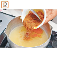 1.先煮熱上湯及清水，加黃咖喱膽及椰漿熬成濃湯。