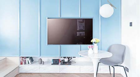 灰藍色主題牆是全屋焦點，連繫着客、飯廳和房間，而且集電視櫃、儲物櫃及衣櫃等功能於一身，讓女戶主能妥善地收納雜物。