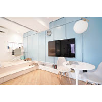 客廳<br>單位以白、灰藍、木色為設計元素，令人在視覺上產生舒適感。