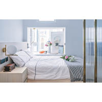 睡房<br>睡房布置以白色為主調，配以木色床架、床頭櫃，輕易營造出溫暖的氣息。