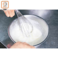 3. 蛋白逐少加入忌廉拌勻至綿滑，注入伯爵奶茶中，輕力攪勻成奶漿。