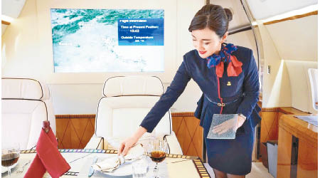 私人飛機款客服務員必須有Luxury Mindset（追求奢華心態），課程適合現職民航服務的空中服務員、5星級酒店或私人遊艇等的服務員報讀。