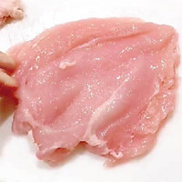 將雞胸肉去皮切開，並在表面灑滿鹽和糖。