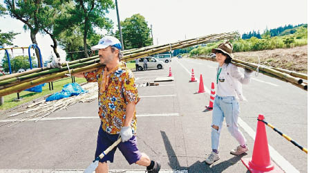 在越後妻有大地藝術祭中，參加者透過與藝術家的交流，認識到不同的世界觀。