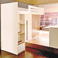 熱賣房間組合包括兩張標準睡床、衣櫃、書櫃，加上有地台架高組件，令房間型格又實用。