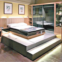 地台床組合有足夠收納空間，加上床邊的LED燈設計，為主人房增添格調。