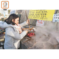 小濱足湯最特別的是，來泡足之餘，更可用蒸釜將雞蛋、蔬菜及海鮮蒸來吃。