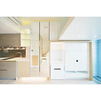 設計師在廚房與客廳之間安置了一組鏡面收納櫃，完美融和兩個區域的風格。