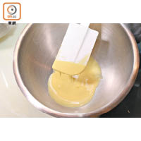 將1湯匙糖加蛋黃拂打至淺色泡沫狀，奶分幾次加入並攪勻，麵粉和泡打粉過篩後，和雲呢拿籽、蛋黃混合物攪勻。