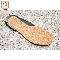 EVA鞋墊以水松木包裹，具吸濕、快乾及除臭等功能。