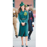 王妃凱瑟琳穿起這件Hobbs墨綠色絨褸，簡潔優雅，盡顯高貴氣質。