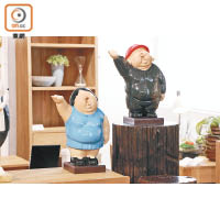 由中國藝術家設計的「大合唱」胖子雕塑，帶有共建和諧社會的意味。$22,000/個