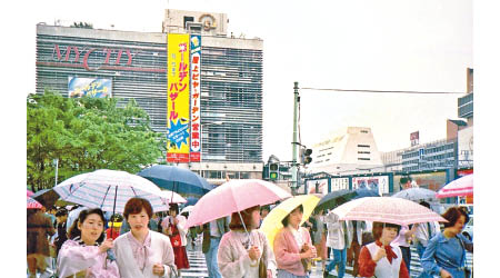 平成年代，日本逐漸成了香港人的「鄉下」，一年去幾趟的朋友大不乏人。圖為90年代初期的新宿站前。