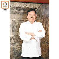 陳國偉師傅有42年烹調傳統粵菜經驗，現任灣仔一間高級傳統粵菜食府主廚。