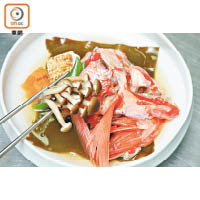 4.在蒸好的魚鮫上，加蜜糖豆、豆腐及本菇便可享用。