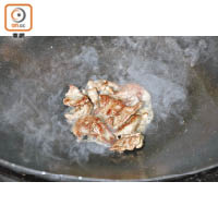 3.鴿胸肉煎香，加入少許蝦膏和上湯燜約10秒，加生粉水埋芡，以煮熟的西蘭花和菜遠伴碟即成。