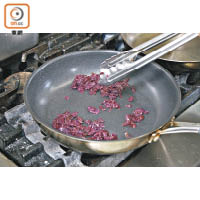 將「紅酒椰菜」所有材料放入平底鍋中，以中小火慢慢煮至乾身，備用。