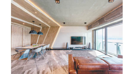 客飯廳的梯級形天花由木地板砌成，利用層疊式的幾何圖形與線條，營造出具層次的美感。
