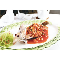 由萬松山作靈感創作出來的松鼠桂魚，切花的魚肉立體感十足。