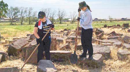 在亞美尼亞，義工小隊負責清除遺產古蹟附近的雜草，透過保護歷史建築，提倡保育意識。