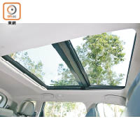 電動全景玻璃天窗附設太陽擋，使車廂空間更開揚，猶如與大自然融為一體。